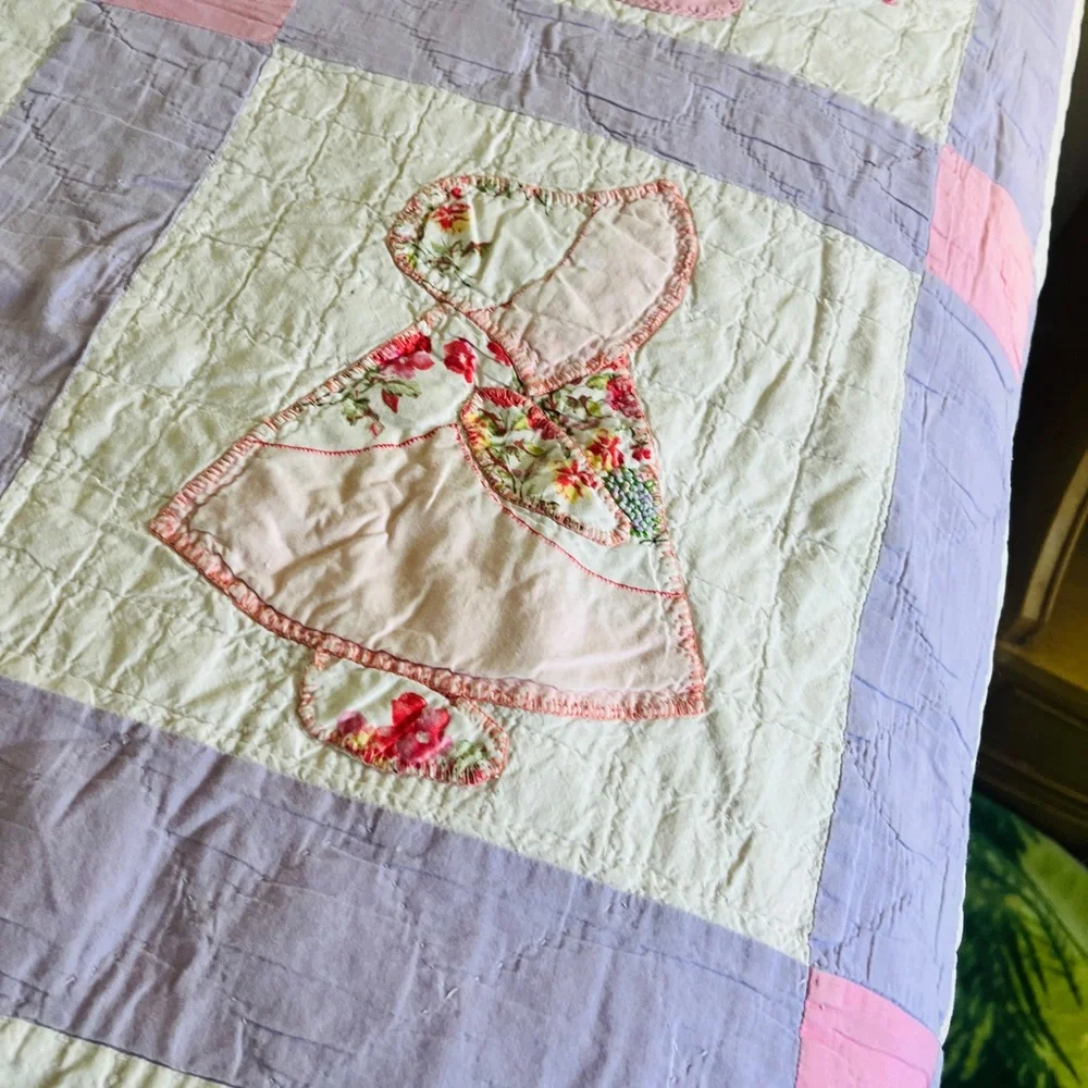 VINTAGE/ANTIQUE Handmade Quilt SUNBONNET SUE Pastel Hues Cotton Cottage Shabby